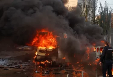 Carros são vistos em chamas após mísseis russos atingirem Kiev, a capital da Ucrânia — Foto: Reuters/Valentyn Ogirenko